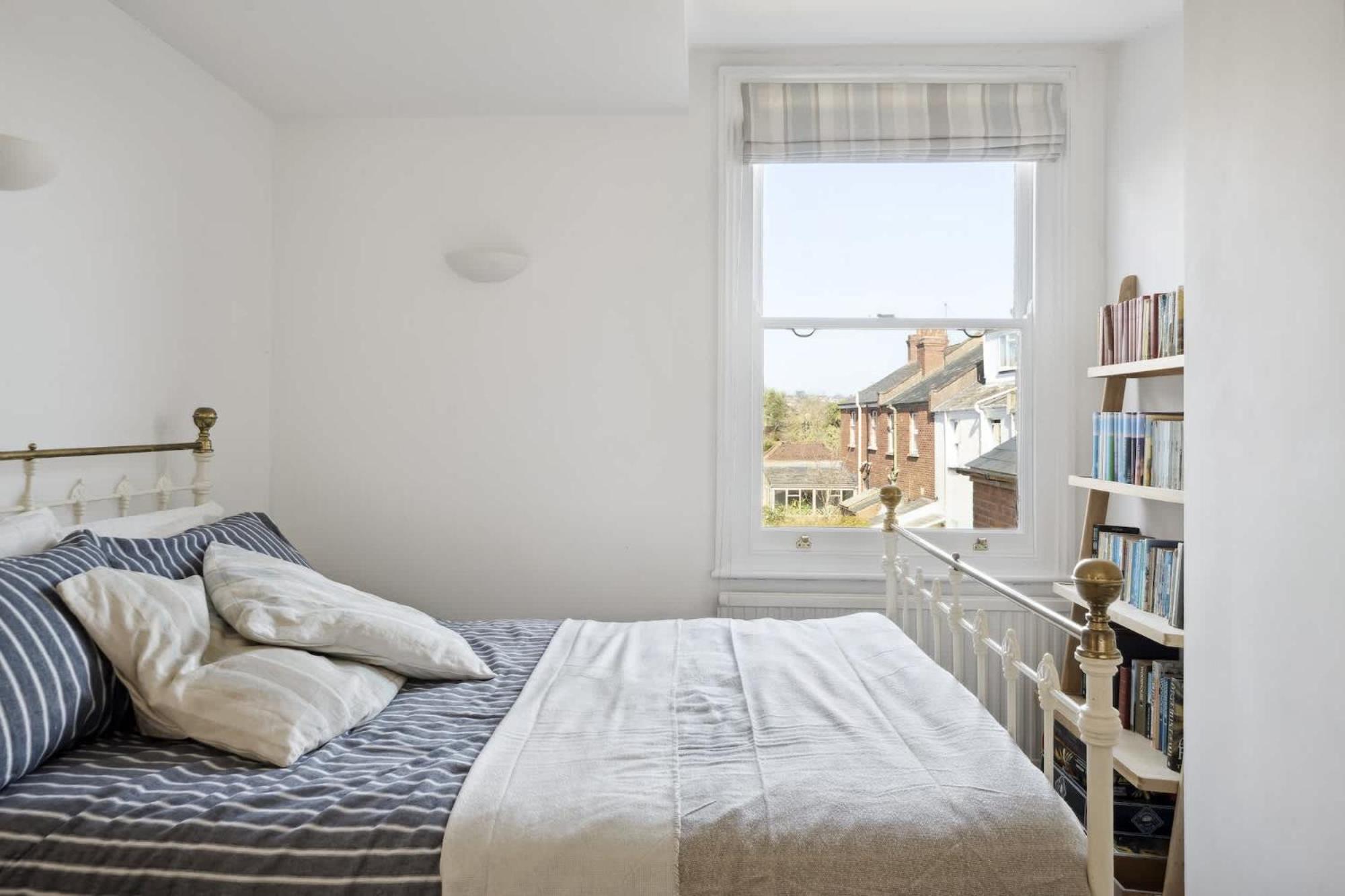 Beautiful Victorian On Peaceful Square Holiday home *