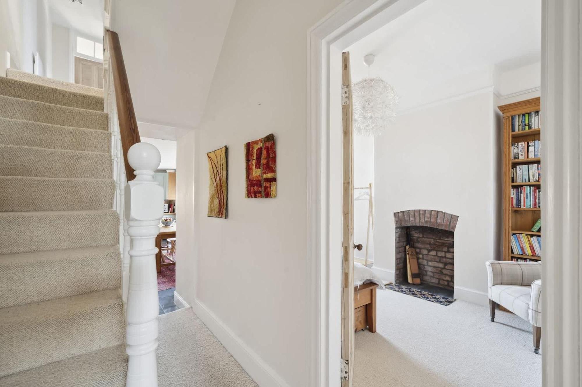 Beautiful Victorian On Peaceful Square Holiday home *