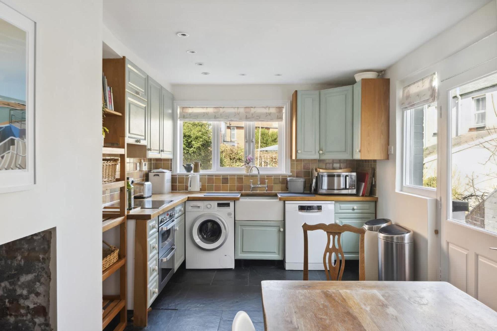 Beautiful Victorian On Peaceful Square Holiday home *