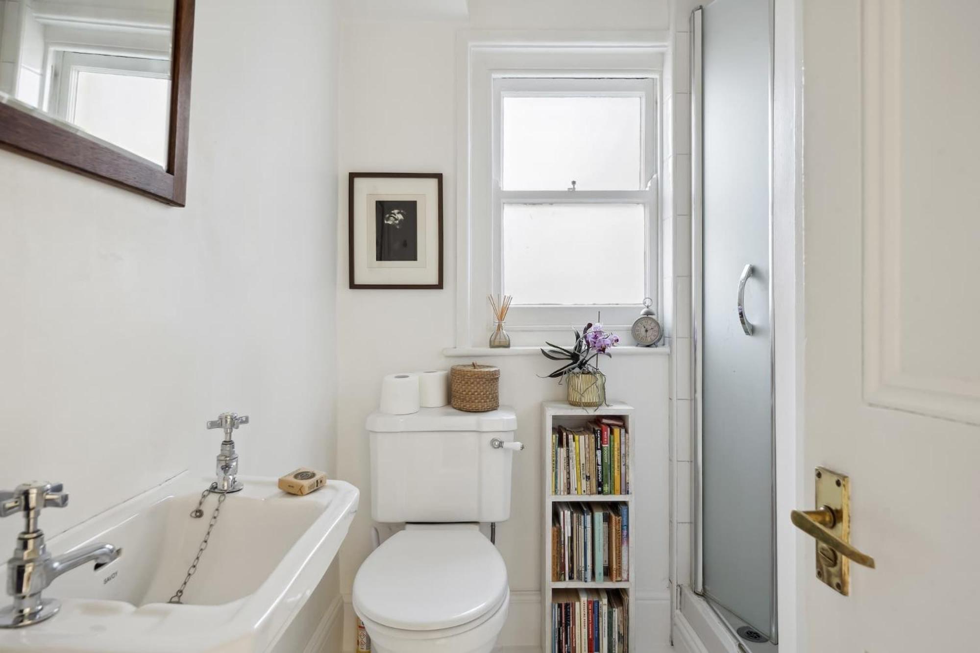 Beautiful Victorian On Peaceful Square Holiday home *